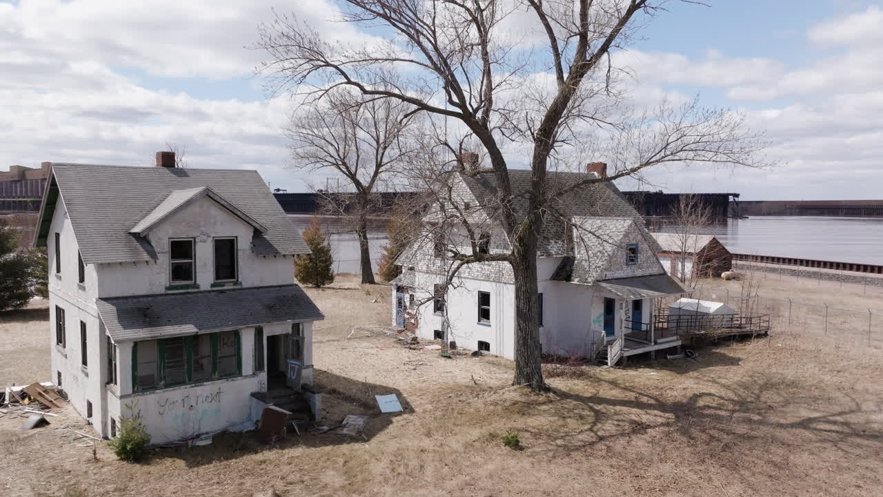 casas en ruinas y abandonadas se sientan vacías a lo largo de la propiedad frente al mar en wisconsin point en el lago superior