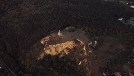 amplia vista aérea del castillo drazovce al atardecer