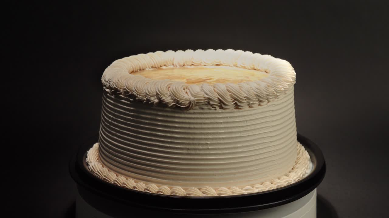 Cajeta dulce de leche caramella al latte torta di zucchero in un loop di giradischi sfondo nero gustoso delizioso dolcetto pastello messicano argentino latino
