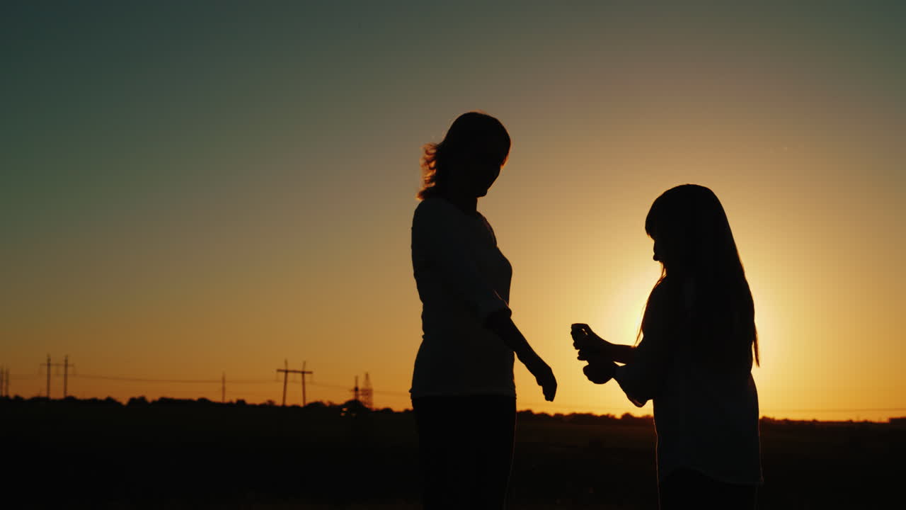 소녀는 곤충에 대한 에어로졸로 엄마에게 뿌린다 4k 비디오