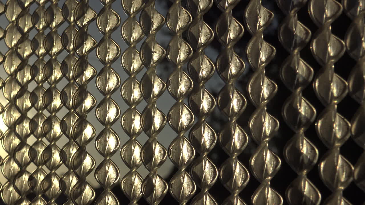 일몰 동안 플라스틱으로 만든 비행 방지 커튼의 샷