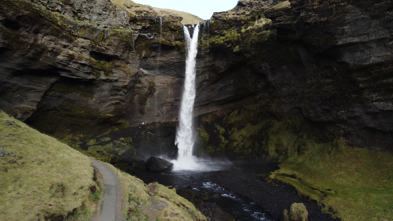 cascada mística kvernufoss en islandia, hacia adelante aéreo, no hay gente