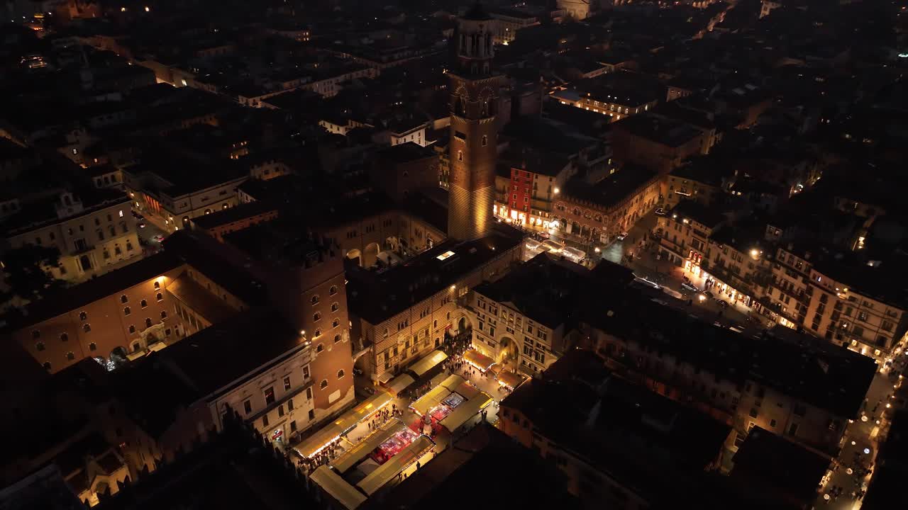 Vista aerea rotante con drone di Piazza Dante Verona di notte