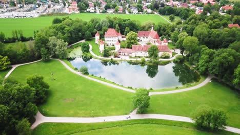 Hermoso-Castillo-De-Blutenburg-En-Munich,-Baviera,-Alemania,-En-Un-Tiro-De-Dron---Acercar