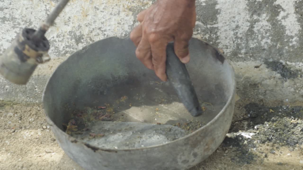 cerca de la mano poner pedazos de plomo sólido en la barra para derretir con fuego más ligero para traer a líquido