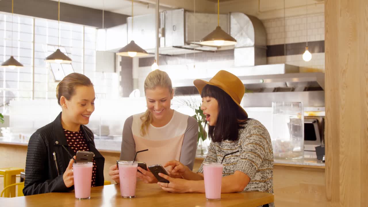 휴대 전화를 사용하는 여성 임원 4k