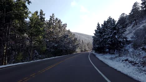 暴風雪後在山上開車