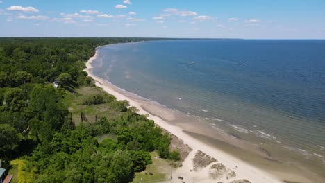 Imágenes-Aéreas-De-Una-Hermosa-Playa-En-Un-Agradable-Y-Caluroso-Día-De-Verano