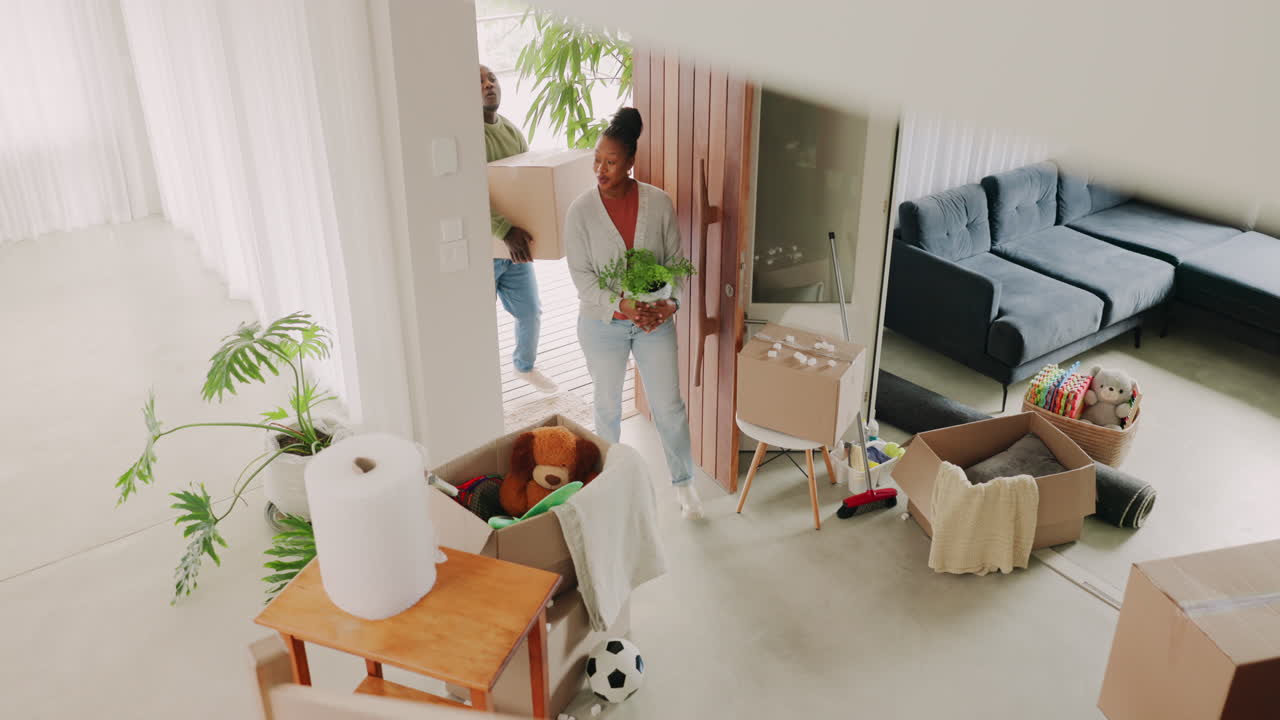 흥분하고, 이사하고, 아이들이 가족 집에 있습니다.