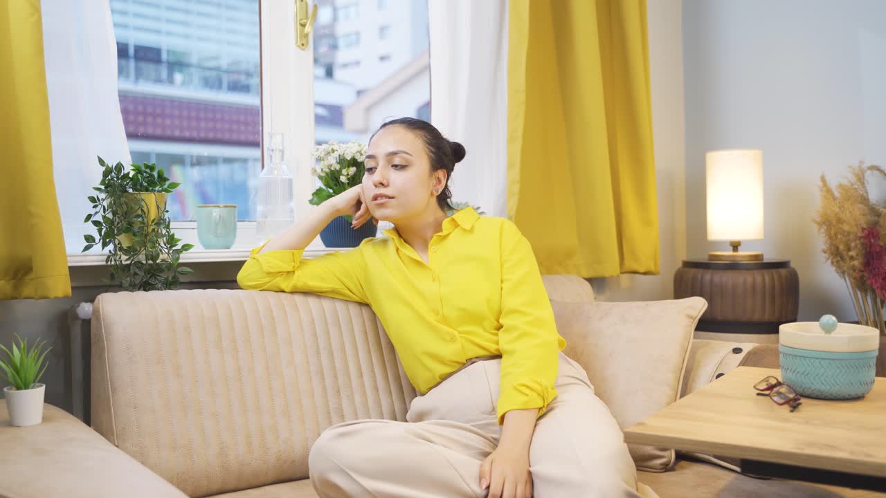 조용하고 평화로운 젊은 여성. 젊은 여성은 집에서 휴식을 취하고 있습니다.