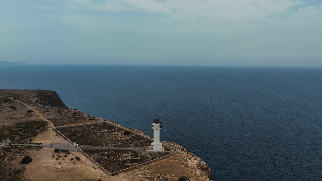 revelación inversa de personas caminando en la cima del acantilado hacia el faro