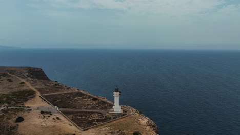 Rückseite-Zeigt-Menschen,-Die-Auf-Der-Klippe-In-Richtung-Leuchtturm-Laufen