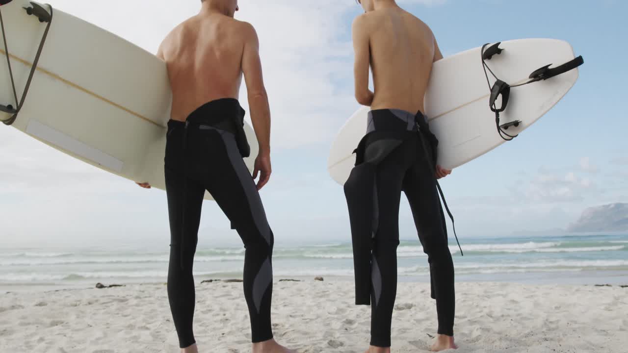 아버지 와 젊은 성인 아들 이 함께 야외 활동 을 즐기고 있다