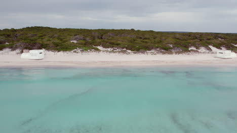 Weiße-Strandresorts-In-Playa-Del-Trench,-Mallorca,-Spanien