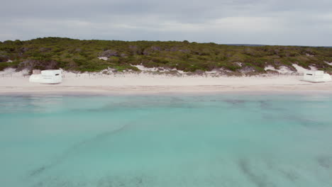 centros turísticos de playa blanca en playa del trench, mallorca, españa