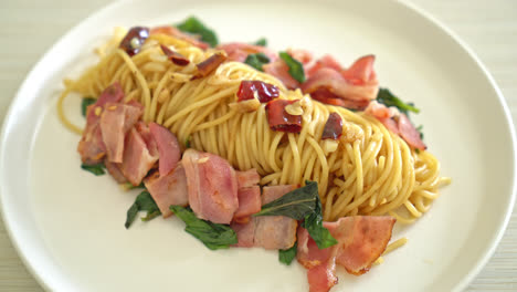 stir-fried spaghetti with dried chili and bacon