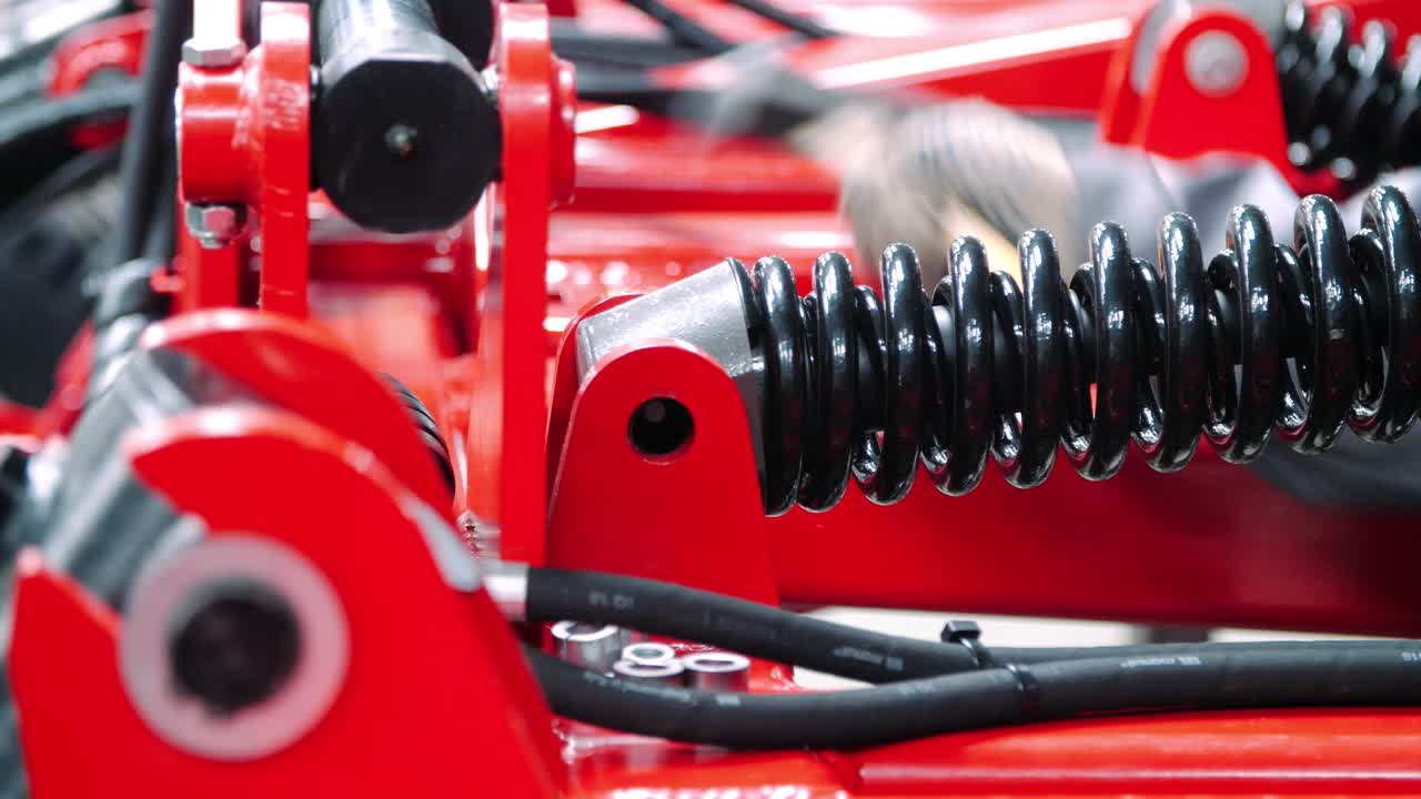 trabajador que trabaja en el taller de ensamblaje mecánico de una planta de construcción de máquinas