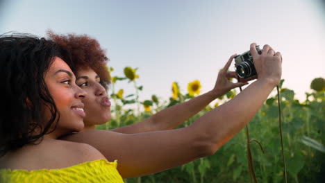 mujeres en un campo de girasoles