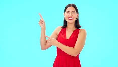 mujer con vestido rojo apuntando
