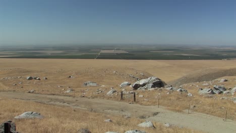 raro colpo di paesaggio californiano con differenza tra deserto e terreni agricoli irrigati, usa