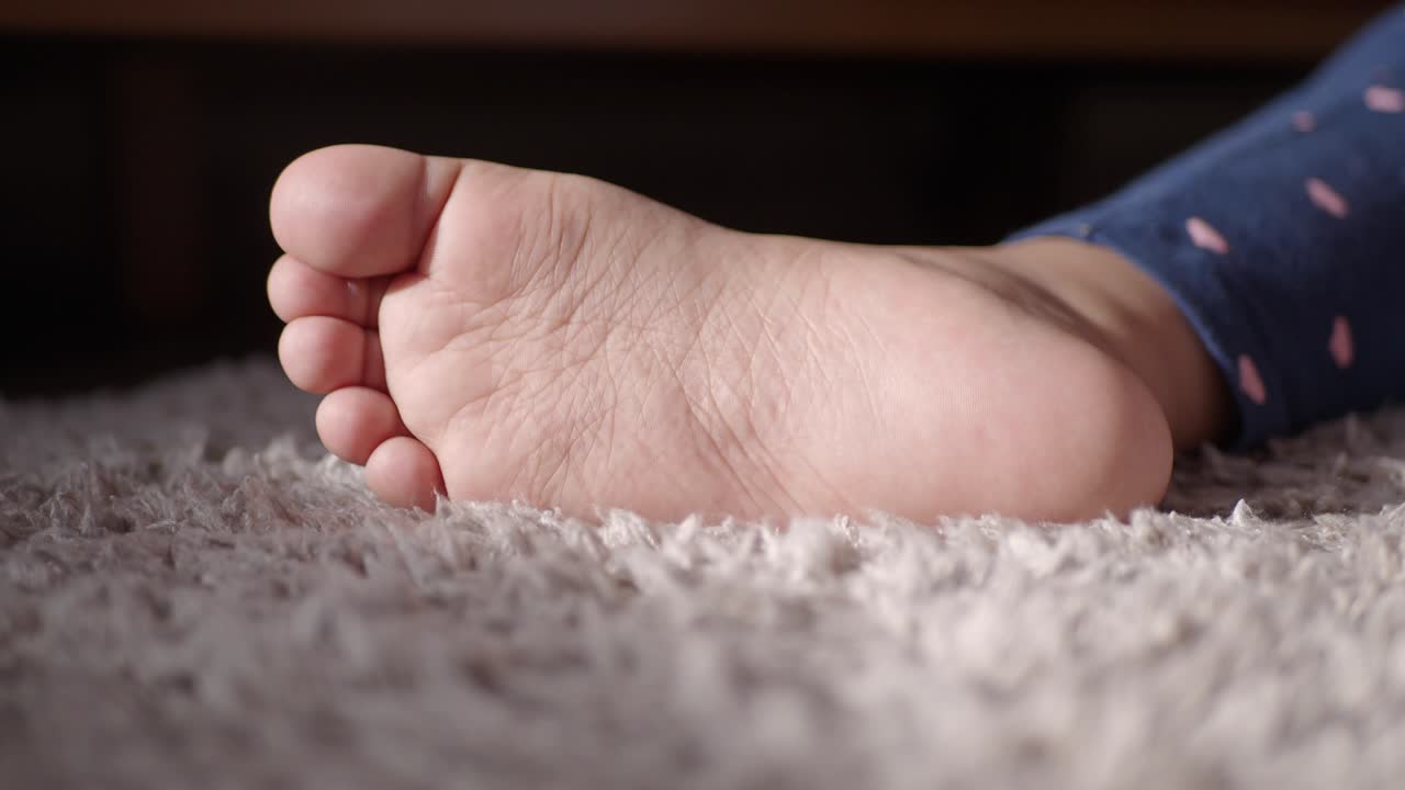 el pie del niño en la alfombra