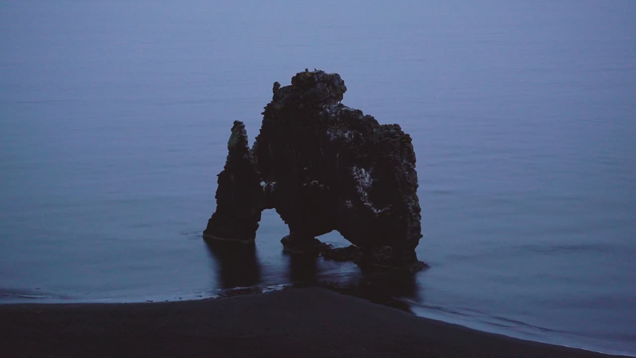 lapso de tiempo de la famosa roca islandesa hvitserkur capturada a diferentes horas del día