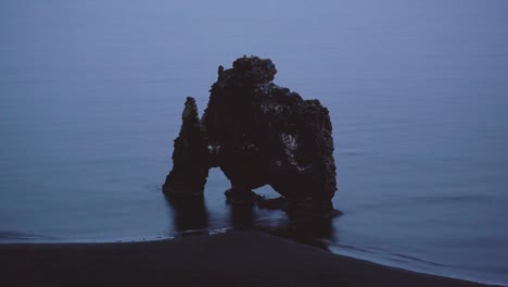 Lapso-De-Tiempo-De-La-Famosa-Roca-Islandesa-Hvitserkur-Capturada-A-Diferentes-Horas-Del-Día