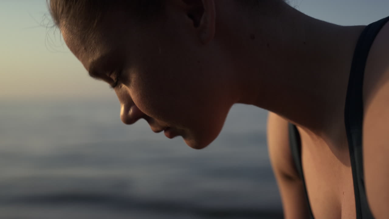 스포츠 소녀가 머리를 들어 올리고 목을  ⁇ 어서 클로즈업. 여자 운동.