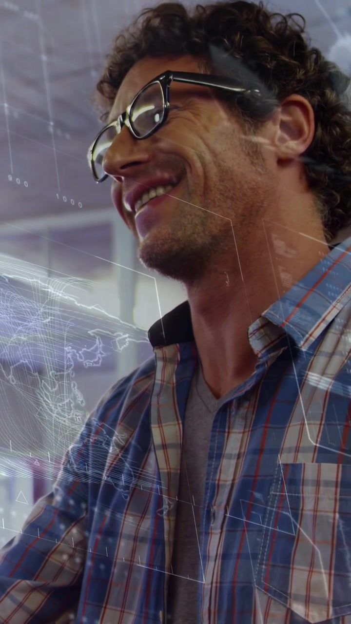 Video vertical: Hombre girando hacia la pantalla y hablando, lo que provoca que un mapa holográfico actualice un plan tecnológico para revisión.