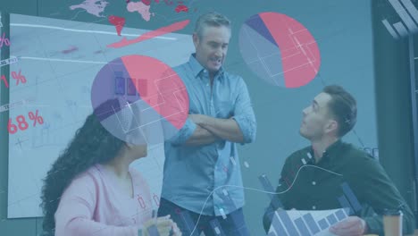 animación del procesamiento de datos financieros sobre diversas personas de negocios en la oficina