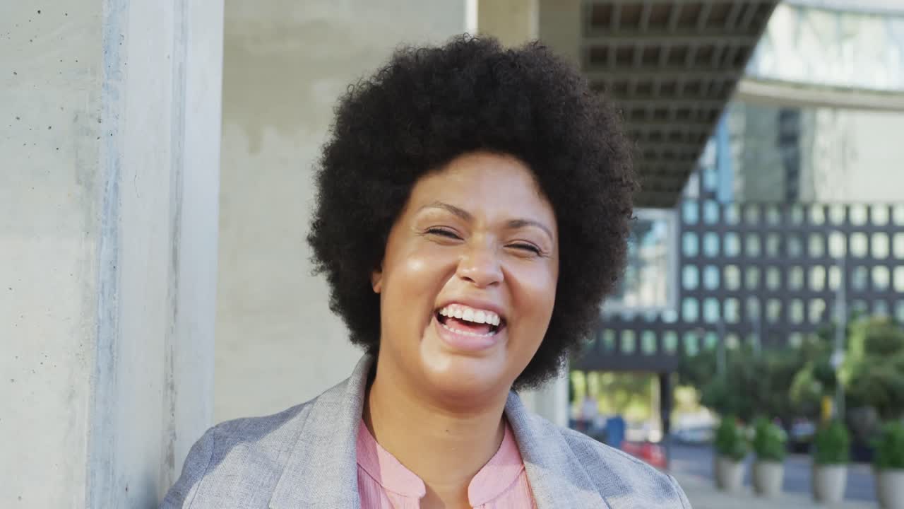 도시에서 행복한 플러스 사이즈 두 인종 여성의 초상화