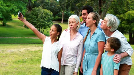 Familia-Multigeneracional-Tomándose-Un-Selfie-En-Un-Teléfono-Móvil