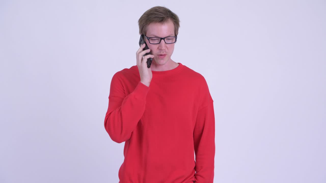 젊은 잘생긴 남자의 스튜디오 촬영