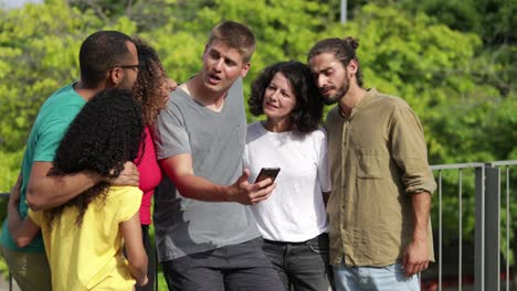 jóvenes felices que usan teléfonos inteligentes