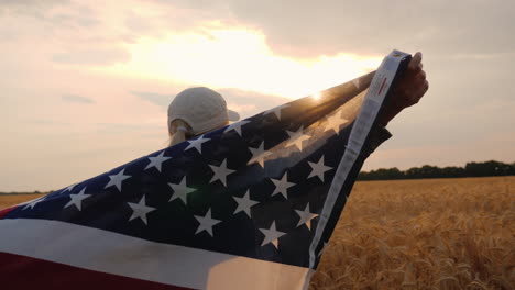 Agricultor-Con-Bandera-Americana-Se-Encuentra-En-Un-Campo-De-Trigo