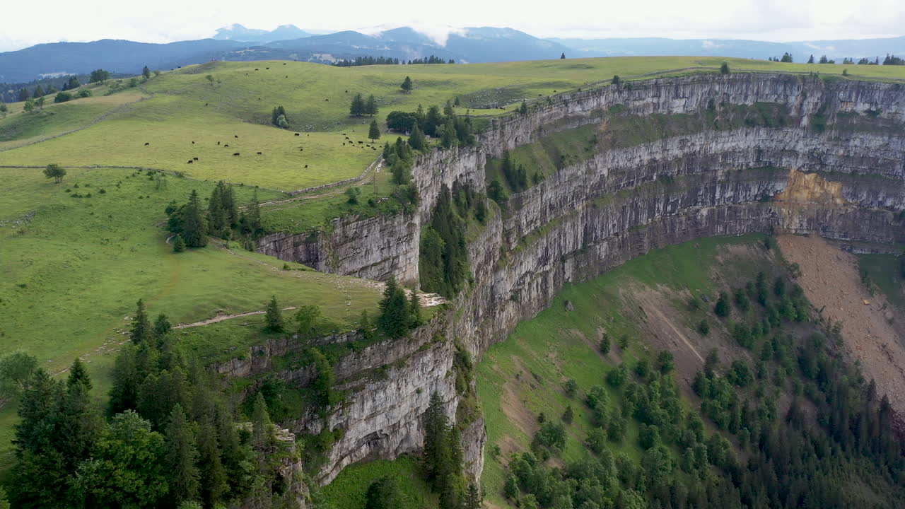 съемка с беспилотного летательного аппарата кре-дю-ван в швейцарии, расположенного на границе кантонов нойенбург и во
