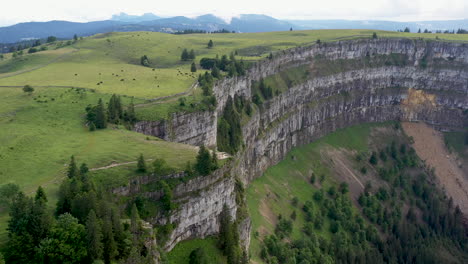 tiro de drone descendente de creux du van en suiza, ubicado en la frontera de los cantones de neuenburg y vaud
