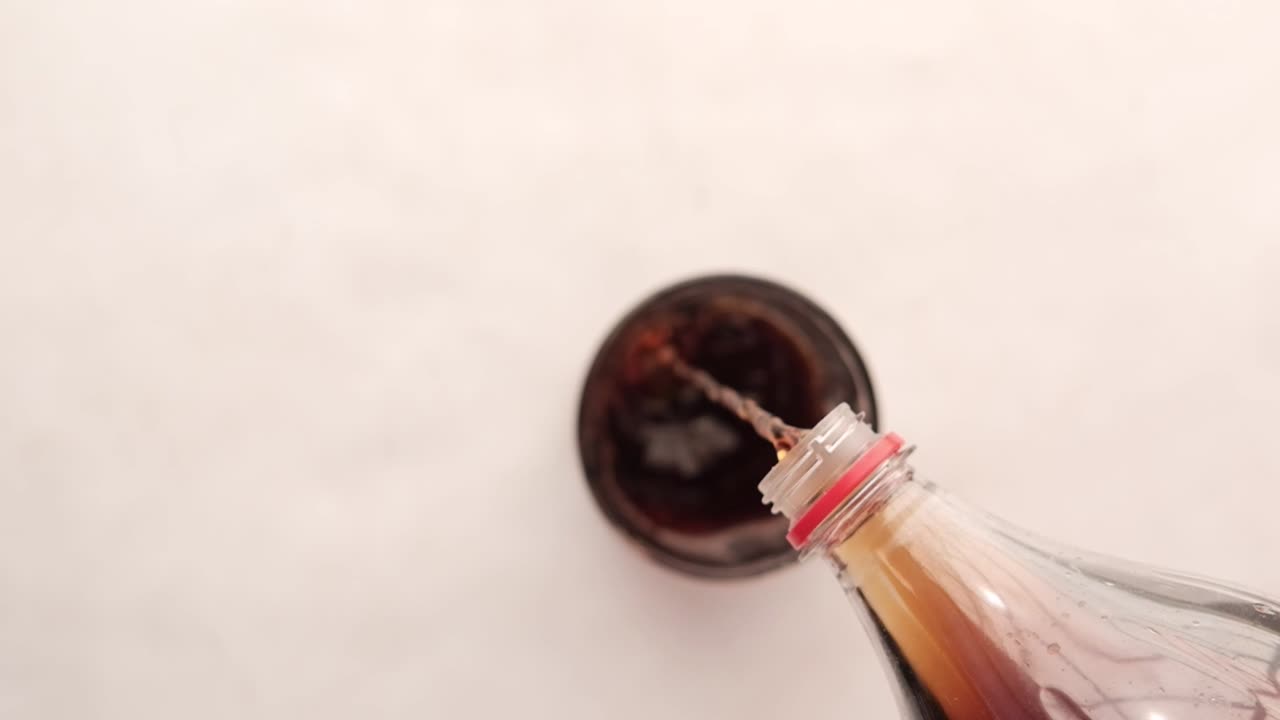 vertiendo refresco en un vaso