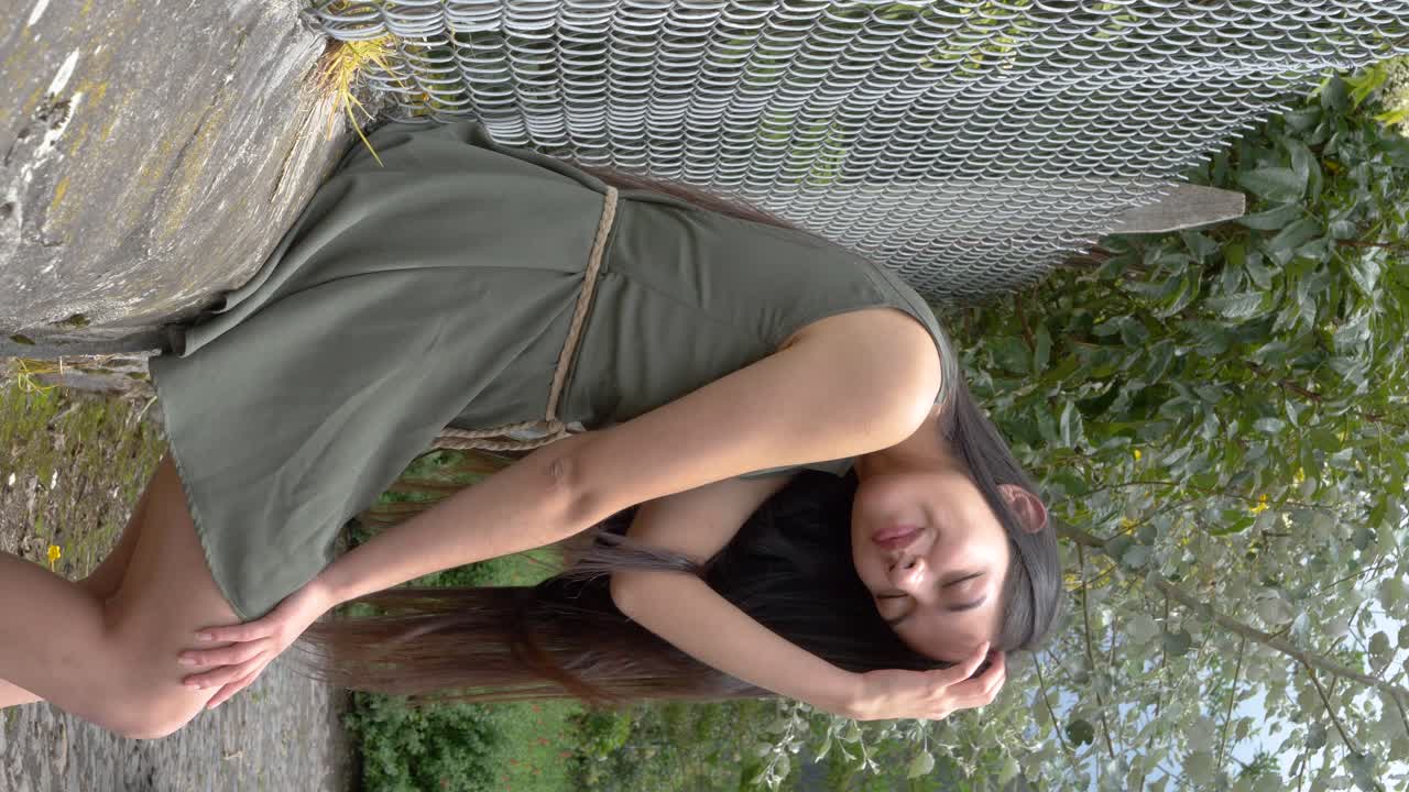 녹색 드레스에 꽤 히스패닉 라틴계 소녀 모델, 매혹적인 포즈 미소, 수직