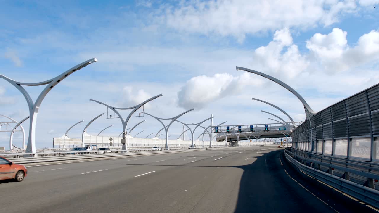 세인트 페테르부르크의 새로운 스타일리시 서쪽 고속도로 지름