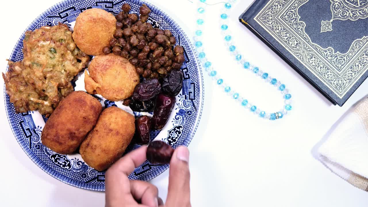comida de iftar con artículos religiosos