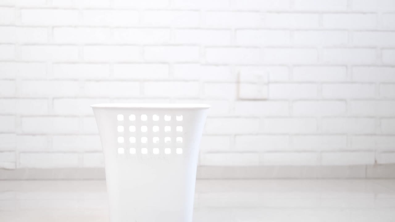 세탁 바구니 에 천 을 버리는 사람