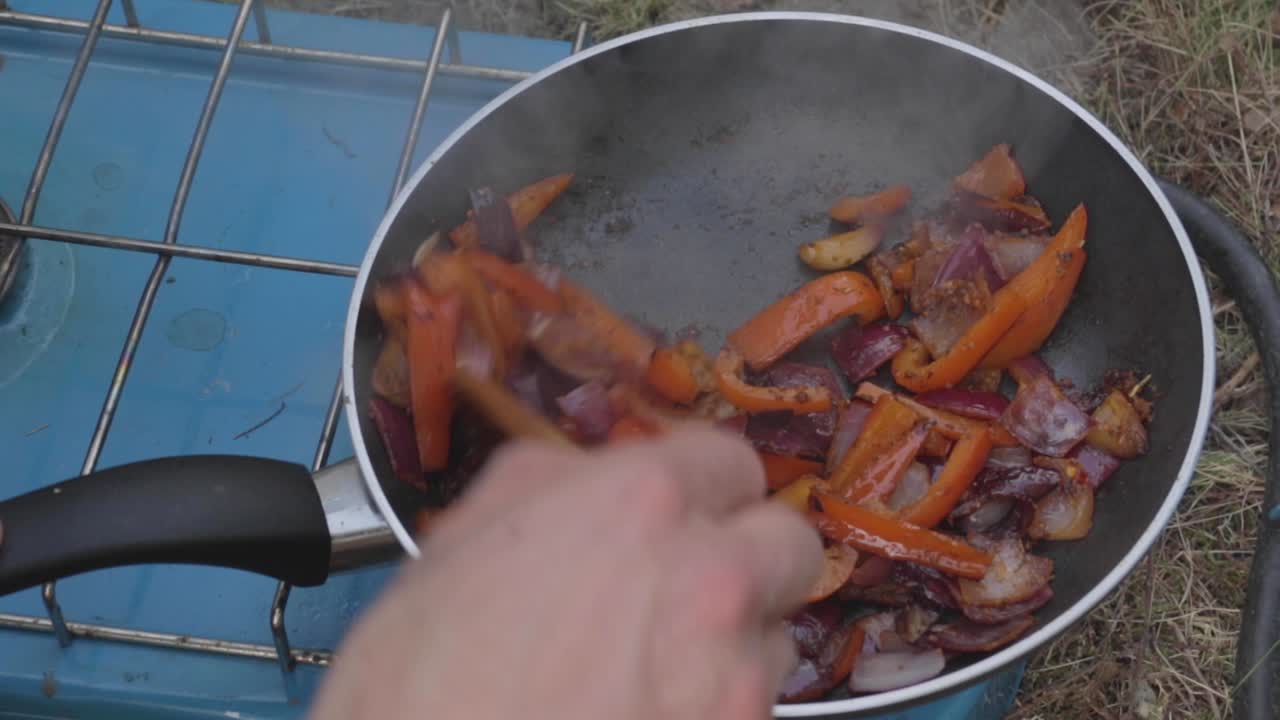 cocinar verduras al aire libre en la estufa de campamento