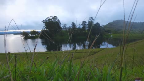 Zeitraffer-Guatape-See-In-Medellin-Kolumbien-Morgennebel-Früher-Dunst-über-Wasser-Verdunstungsoberfläche-Tagsüber-Dunst-Vorbeiziehende-Wolken