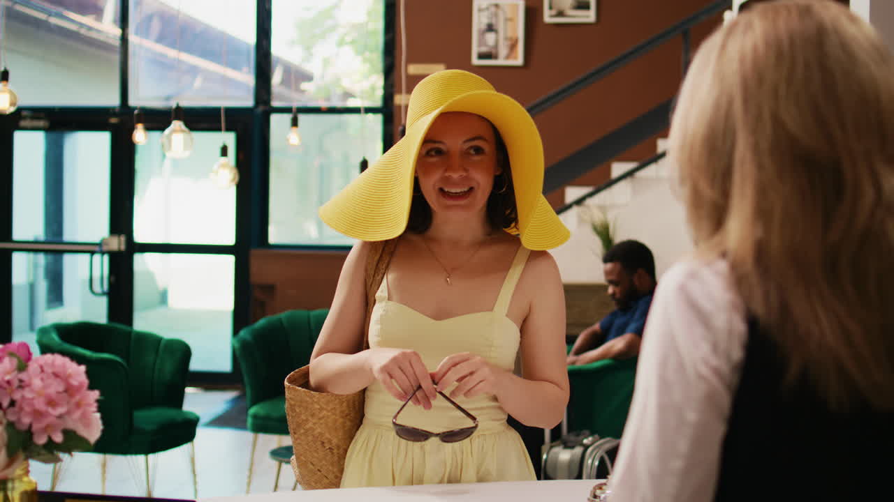 huésped del hotel llegando a la recepción