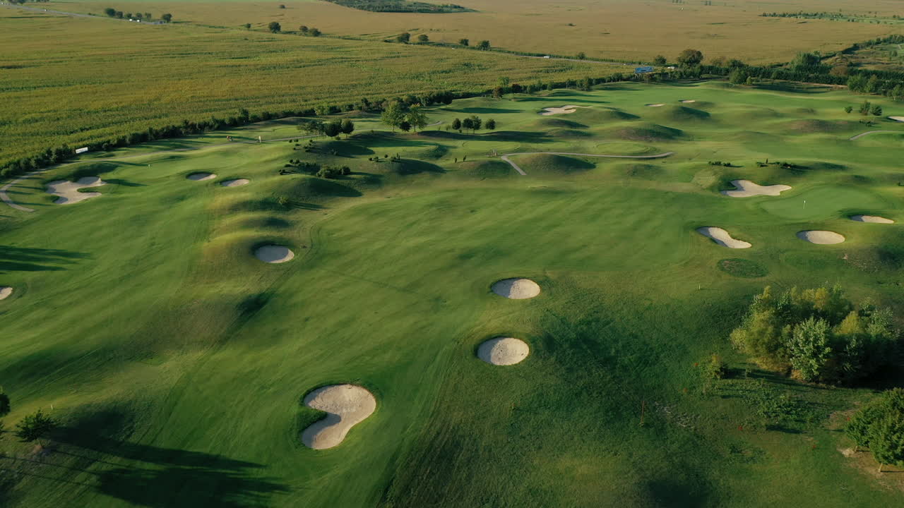 슬로바키아 bac에 있는 나무가 늘어선 골프 코스의 공중 패닝 업 샷 - 스톡 비디오