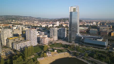 Toma-Cinematográfica-De-Establecimiento-Sobre-El-Campus-De-Mol-En-Budapest,-Hungría.