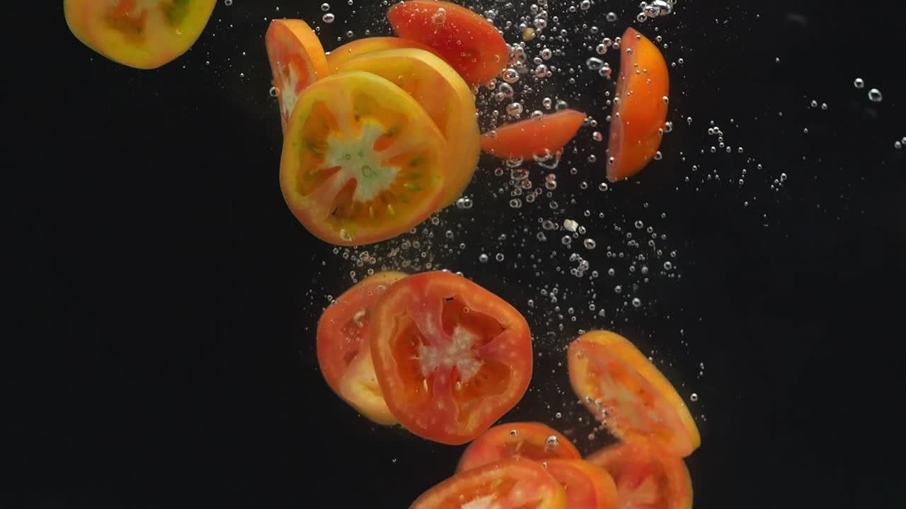 물에 어진 토마토 조각