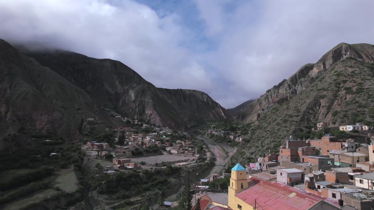 4K drönarvy från luften över Iruya, Salta, Argentina. En avlägsen andinsk by omgiven av dramatiska berg, djupa dalar och slingrande vägar i ett av norra Argentinas mest spektakulära landskap