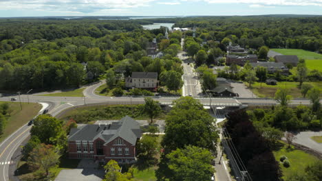 Sobrevolar-Revela-Imágenes-De-Drones-En-El-Centro-De-Yarmouth,-Maine,-Mirando-Hacia-El-Océano